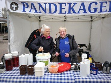 Vi delte ca. 150 pandekager ud foruden, kaffe the og saft