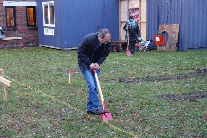 Byggeudvalgsformand Jens Brabrand tog det første spadestik