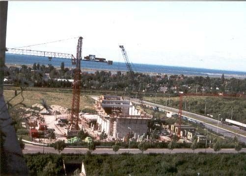 Brøndby Strand Kirke blev bygget i 1982-1984, og taget i brug 1. søndag i advent i 1984