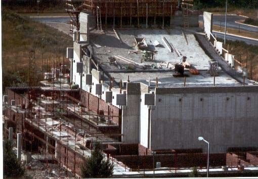 Brøndby Strand Kirke blev bygget i 1982-1984, og taget i brug 1. søndag i advent i 1984