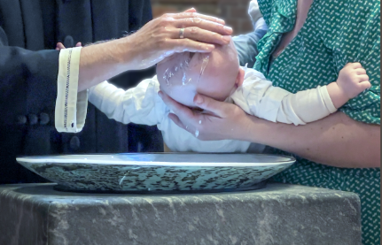 To glade frivillige i køkkenet.