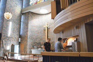 Kirkens organist, Katrine spiller på orglet